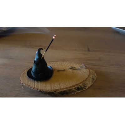 Wierookhouder 'Witchhat' op Houtschijfje 20-10cm Wierookhouder 'Witchhat' op Houtschijfje 20-10cm